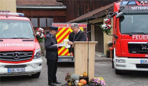 Investition fürs nächste Vierteljahrhundert: Bürgermeister Bernd Fessler reichte den symbolischen Schlüssel für die beiden neuen Fahrzeuge an Kommandant Thomas Maierbacher (links) weiter.Foto Strasser