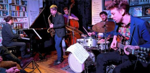 Jazz zwischen Büchern: (von links) Rainer Böhm, Wanja Slavin, Felix Henkelhausen, Peter Gall am Schlagzeug und Reinier Baas. Foto Lüers