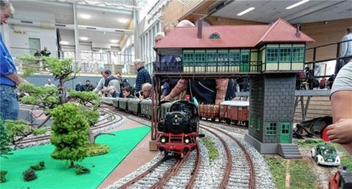 Jeder darf mal wieder mit der Eisenbahn spielen.Foto stv