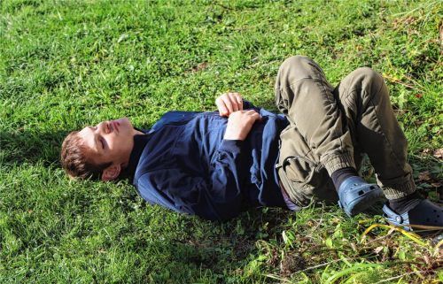 Jetzt scheint für ihn wieder die Sonne: Sven genießt die wärmenden Strahlen an einem lauen Herbstnachmittag im Garten der Fabiangruppe in der Stiftung Attl. Auch für ihn wird dort bald neu gebaut. Foto  wagner