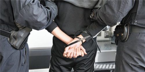Jetzt wurde er einkassiert, der Syrer, der über Wochen eine Filialleiterin in Angst versetzte. Seit gestern sitzt der 19-Jährige in U-Haft.Foto dpa