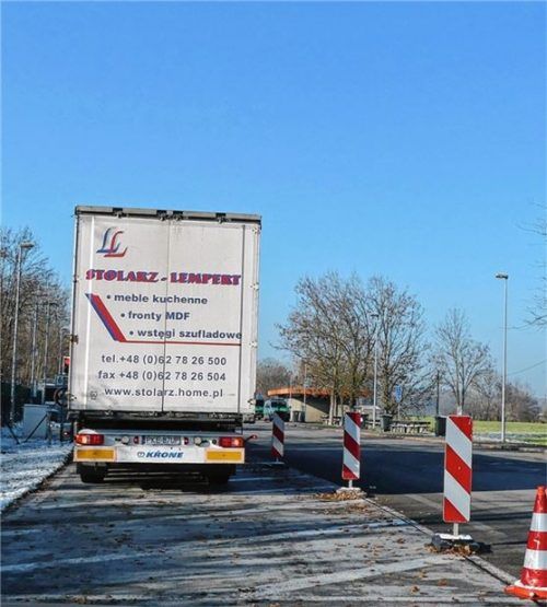 Jeweils zehn Lkw haben derzeit auf den beiden Rastplätzen „Im Moos“ (Bild) und „Eulenauer Filze“ an der A 8 Platz. Bei einem Ausbau der Stellplätze würden laut Gemeinde zu viele Flächen verbraucht. Foto Stache