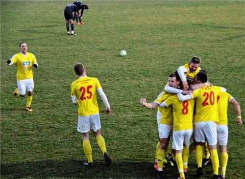 Jubel bei den Hallbergmoosern und Enttäuschung bei Wasserburg nach dem entscheidenden 1:0.