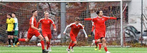Jubel bei den Landesliga-A-Junioren des TSV 1860 Rosenheim nach einem Treffer im Rosenheimer Stadtderby. Mit dem 5:1-Sieg über den SBR haben die Sechziger die Tabellenführung verteidigt.Foto Ziegler