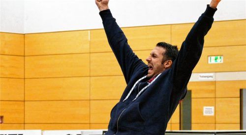 Jubel bei Spielertrainer Michi Mayer. Bislang dirigierte er sein Team von der Seitenlinie aus. Heute will sich der Spielertrainer selbst das Trikot überstreifen und als Diagonalspieler selbst ins Spielgeschehen eingreifen.Foto Rainer Press