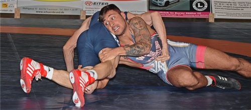 Kampf um jeden Punkt: Mahsun Ersayn (rechts) versucht mit einem Beinangriff zu punkten. Foto  Wittenzellner