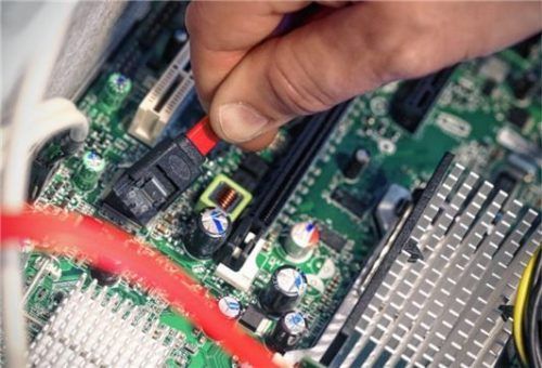 Kann es sein, dass die Porno-Filme ohne Wissen des Angeklagten auf dessen PC gespeichert wurden? Diese Frage soll ein Gutachter klären. Foto DPA