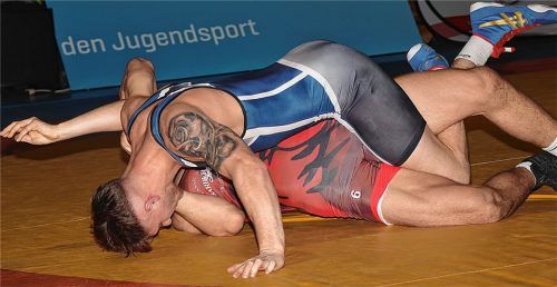 Knapp vor dem Schultersieg: Ilja Vorobev (blaues Trikot), der seinen Freisinger Gegner Marcel Berger in der gefährlichen Lage hat. Am Ende hat es für den Traunsteiner Edeltechniker, wie auch für die gesamte Mannschaft, nicht gereicht.Foto Wittenzellner