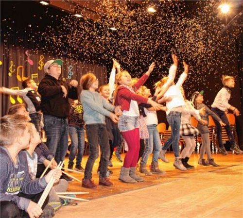 Für größere Veranstaltungen, wie das oberbayerische Schulmusikfest, hat die Schule die Gemeindehalle wiederholt genutzt. Jetzt will die Gemeinde die Halle, die Turnhalle sowie große Schulungsräume im Berufsbildungswerk nutzen, um allen Grundschülern Präsenzunterricht zu ermöglichen.Foto  Archiv/Klemm