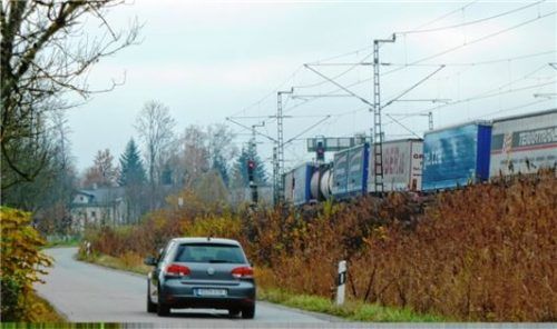 Konkrete Pläne: Die Happinger-Au-Straße wird auf eine Breite von 2,75 Metern ausgebaut. Der Grünstreifen wird 2,50 Meter breit angelegt, der Radweg bekommt eine Breite von drei Metern.Foto AERZ