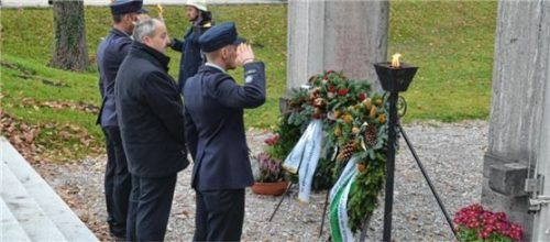 Kranzniederlegung durch Bürgermeister Peter Kloo. Foto js