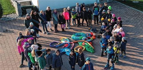 Längst nicht alle Aschauer sind gegen das interkommunale Schwimmbad, das gemeinsam mit Waldkraiburg an der Gemeindegrenze gebaut werden könnte. Die Befürworter des Neubau-Projektes werben, beim Bürgerentscheid „Nein“ anzukreuzen. Denn „Nein“ heißt, „ich bin NICHT gegen das Schwimmbad-Projekt“. Mit ihren Kindern (Bild) gestalten sie Flyer, die an alle Haushalte gehen.Foto re