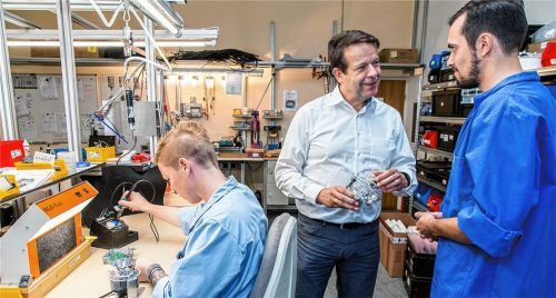 Laternix-Geschäftsführer Michael Härtl (Mitte) in den Traunsteiner Betriebsräumen mit den Produktionsmitarbeitern Tamara Richter und Ammon Gärtner. Fotos eff