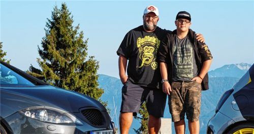Legale Tuner: Ralf Petter, Vorsitzender der Street Technix Rosenheim, mit seinem Sohn und zwei seiner drei modifizierten Schätze.Foto  re
