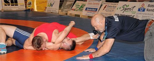 Legte seinen Gegner aufs Kreuz: Traunsteins Artur Tatarinov (rotes Trikot) schulterte den Angerer Weltergewichtler Max März.Foto Wittenzellner