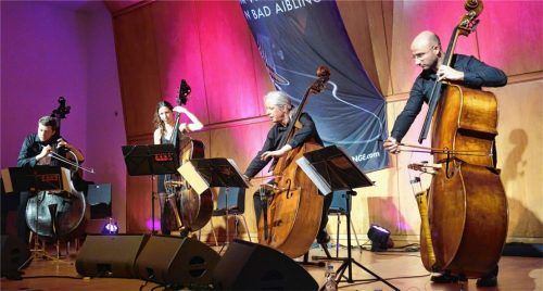 Ließen es auf ihren Bässen krachen: Die „Bassmonsters“ (von links) Thomas Hille, Lisa DeBoos, Claus Freudenstein und Ricardo Tapadinhas. Foto Friedrich