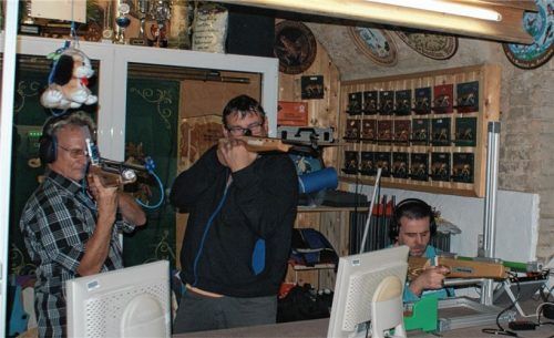 Ludwig Oberndorfner, ebenfalls Behindertensportler, Werner Gmeiner und der sehbehinderte Peter trainieren zusammen im Schützenheim Mareiskeller.