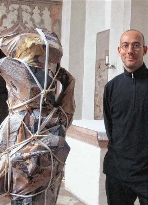 Macht es dem Betrachter nicht leicht: Balz Isler und seine Stele „Steinhaufen“ im Inneren der Kirche. Fotos Heuser