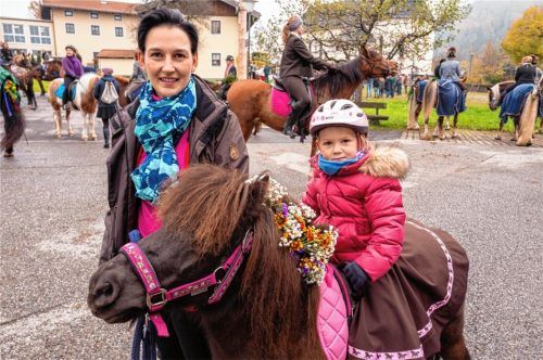 Mama, Tochter und Pony: Auch die kleinen Reiter ließen sich das Spektakel nicht entgehen. Fotos Nitzsche