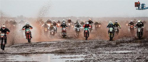 Manuel Lettenbichler (Mitte, Startnummer 7005) beim spektakulären Start auf der Ostseeinsel Gotland.Fotos future7media
