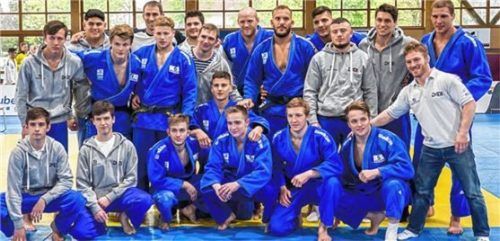 Manuel Mühlegger (links kniend) und Daniel Messelberger (ganz hinten links stehend) im Bundesliga-Team des TSV Großhadern beim Bundesliga-Finale. .Foto tsv großhadern