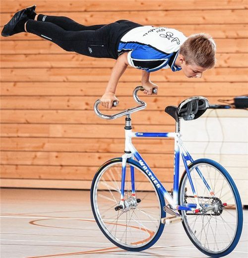 Marinus Kraus holte mit der Kehrlenkerdoppelstützwaage den Bayerncup-Gesamtsieg im 1er-Kunstradsport. Foto kieser