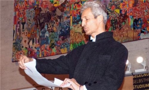 Max Ulrich alias Standesbeamter Bernhard Künzner verlas die Proklamation und eröffnete damit die Ausstellung im Bürgerhaus.Foto Stadt Burghausen/ao