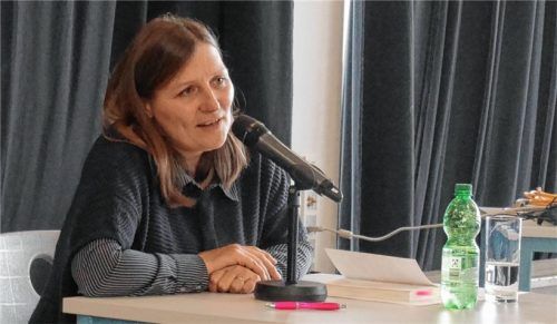 Melanie Brandl lebt mit einem Gehirntumor. Am Ludwig-Thoma-Gymnasium las die frühere Schülerin aus ihrem teilweise autobiografischen Roman „Mittendrin ein neuer Anfang“. Fotos Kirchner