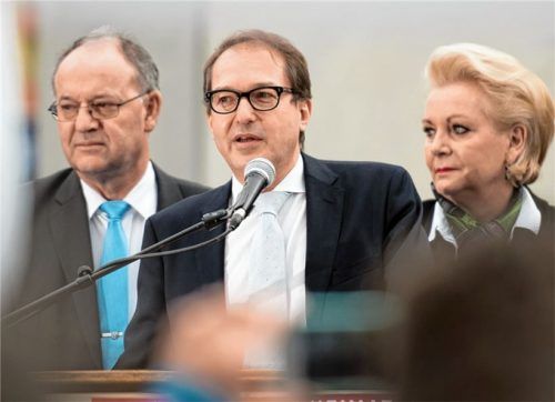 Ministerbesuch: Am 6. März des Vorjahres kam der damalige Bundesverkehrsminister Alexander Dobrindt (Bildmitte) nach Rosenheim, um mit Politikern und Bürgern über den Nordzulauf zum Brennerbasistunnel zu sprechen. Unser Bild entstand bei der Pressekonferenz mit Landrat Wolfgang Berthaler und Rosenheims Oberbürgermeisterin Gabriele Bauer.Foto dpa