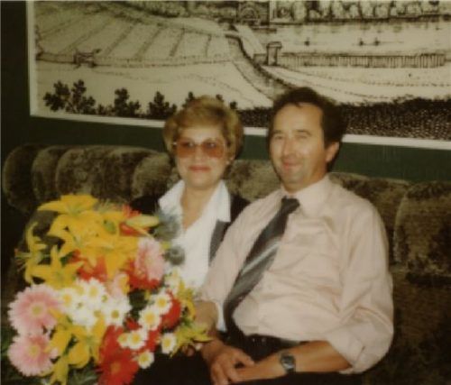 Mit Blumen zum Jawort: Dieses Bild zeigt Rosi und Ernst Mannsfeld bei ihrer standesamtlichen Hochzeit vor 38 Jahren.Fotos Privat