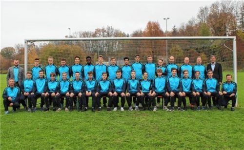 Mit der 1500-Euro-Spende wurden die beiden Mannschaften ausgestattet. Unser Bild zeigt die Spieler, das Trainerteam, die beiden Jugendleiter und die Vertreter der Raiffeisenbank Robert Löw und Werner Brandl.Foto re