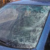 Auto erfasst zwei Bauarbeiter