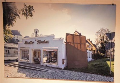 Mit Schildern aus Loden schützt Künstler Marc Dominic Boberg in seinen Installationen gleichsam Gebäude.