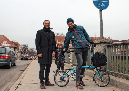 Mit seinem Klapprad erkundete Janik Layer zwei Tage lang die Radwege der Stadt. Koordinator für das Radwegekonzept im Rathaus ist Martin Korndoerfer (links im Bild), der sich für das Foto „Unterstützung“ von Söhnchen Milo (anderthalb) geholt hat. Korndoerfer wohnt übrigens in Bad Aibling und legt seinen Weg zur Arbeit auch im Winter üblicherweise mit dem Radl zurück: „Fahre ich mit dem Auto und habe wenig Verkehr, wäre ich drei Minuten schneller als mit dem Rad. Bei Hochbetrieb auf der Straße bin ich mit dem Radl aber um zehn Minuten schneller.“ Foto Fleindl