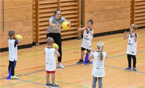 Mit Spiel und Spaß erstmals beim Basketball.