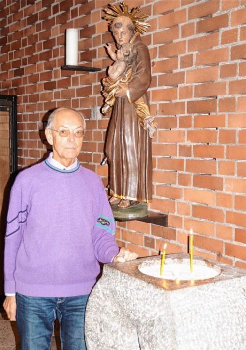 Mit viel Herzblut hat Walter Weiß an der Renovierung der Christkönig-Kirche mitgewirkt. Er freut sich bis heute darüber, „dass sie gut gelungen ist“. Ausdrücklich schließt er da Details der Umgestaltung ein, etwa die Tatsache, dass der alte Taufstein zum Kerzenständer umgearbeitet wurde, und einen neuen Platz in der Kirche fand.Foto  hg