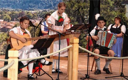 Miteinander spielen sie als Stoabacher Trachtenmusi (Bild links) – Die Kindergruppe mit dem Marschierboarischen (Bild rechts). Fotos  kir