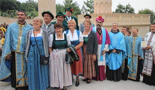 Mitglieder des Chiemgauer Helfer- und Freundeskreises für das Priesterseminar im ukrainischen Ternopil zu Gast im Wallfahrtsort Zarvanytsja. Vierte von links ist Kathi Schmid, Vorsitzende des Helferkreises aus Höhenmoos.Foto hö