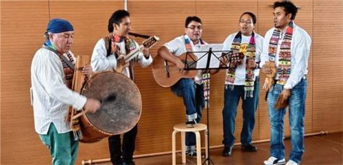 Musik für die Spender:  Zum Jubiläum des Bolivienkreises trat eine bolivianische Musikgruppe auf.Foto  re