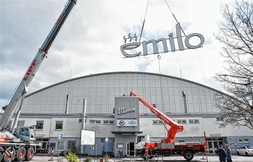 Muss der Kran den Emilo-Schriftzug im Frühjahr 2019 wieder abbauen? Das könnte sein, wenn das Unternehmen Rofa die Bewerbung um das Namenssponsoring für sich entscheidet. Foto Archiv-