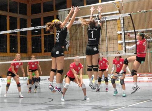 Nach drei spannenden Sätzen setzte sich die Eiselfinger Volleyballerinnen (schwarze Trikots) mit 3:0 gegen München durch.
