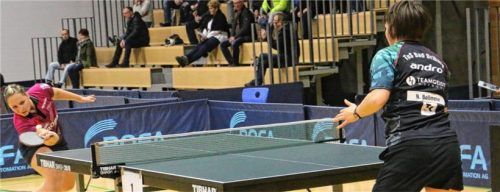 Nachdem Svetlana Ganina (links) ihr zweites Einzel gegen Nadine Bollmeier gewonnen hatte, hofften die Gastgeber noch auf ein Unentschieden.Foto  Erlich