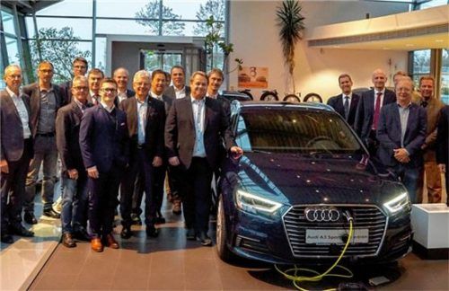 Neue Formen der Mobilität waren das Thema des jüngsten IHK-Regionalausschusses Traunstein, der sich im Autohaus von Audi Osenstätter traf. Foto eff
