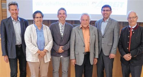 Neugewählter Vorstand (von links): Mathias Lederer (Kassenprüfer), Johanna Mathäser (stellvertretende Vorsitzende), Harald Neu (Vorsitzender), Erich Schlarb (Schatzmeister), Hans Holzmeier (stellvertretender Vorsitzender) und Anton Heindl (Zweiter Bürgermeister). Auf dem Bild fehlt Josef Trost (Kassenprüfer).Foto Pro Arbeit