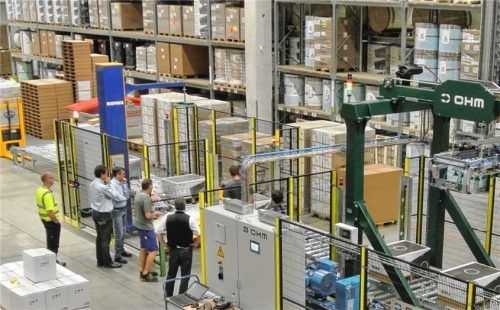 Ordnung und Steuerung sind wichtig in der Logistikhalle von BTK in Raubling. In der Mitte ist die Kommissionierungsanlage zu sehen.Foto  BTK