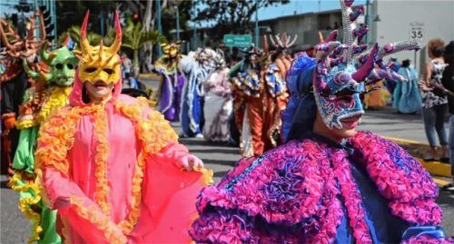 Parade in San Sebastian – ein schillerndes Schauspiel.Foto Discover Puerto Rico