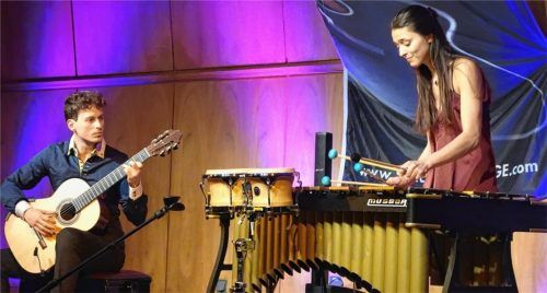 Percussionistin Vivi Vassileva entlockt Marimba und Vibraphon wahre Klangteppiche. In Aibling trat sie mit dem preisgekrönten Gitarristen Lucas Campara Diniz auf. Foto Friedrich