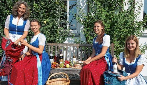 Produkte aus den Genussorten des Landkreises wollen CAT-Geschäftsführerin Christina Pfaffinger, die Projektmanagerinnen Sarah Müllinger und Stephanie Vorleitner sowie Marketingleiterin Sandra Grundl (von links) den Besuchern bei der Grünen Woche in Berlin schmackhaft machen.Foto CAT