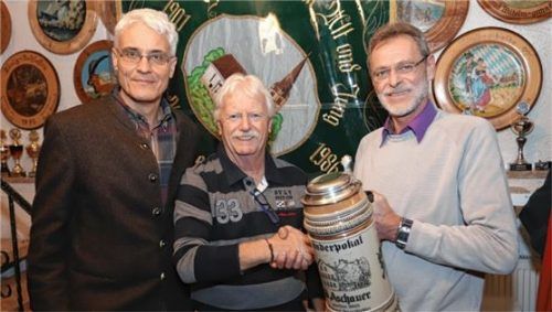 Reinhard Gufler (rechts) von der Einigkeit Waldkraiburg übergibt zusammen mit Georg Ametsbichler (links) den Wanderpokal an Schützenmeister Gustav Lehrich von den Alt und Jungschützen Aschau.Foto  hpf