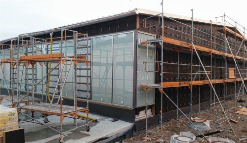 Schritt für Schritt schreitet der Neubau der Turnhalle für das Annette-Kolb-Gymnasium voran. Zurzeit laufen unter anderem Arbeiten an den Fassaden. Genau vor zwei Jahren im November 2016 war Baubeginn. In knapp einem Jahr – zum Start in das Schuljahr 2019/20 will der Landkreis fertig sein. Foto  pü